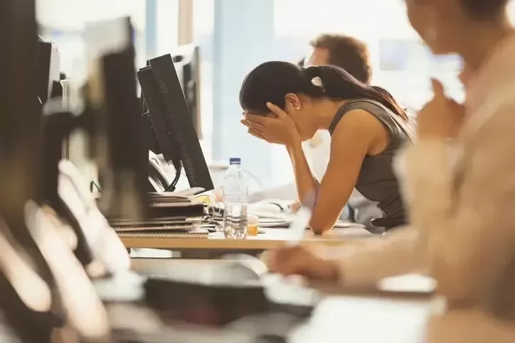 8 a cada 10 funcionários admitem realizar tarefas pouco eficientes no horário de trabalho, diz pesquisa