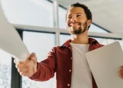 Como melhorar o desempenho nas entrevistas e começar o ano com emprego novo